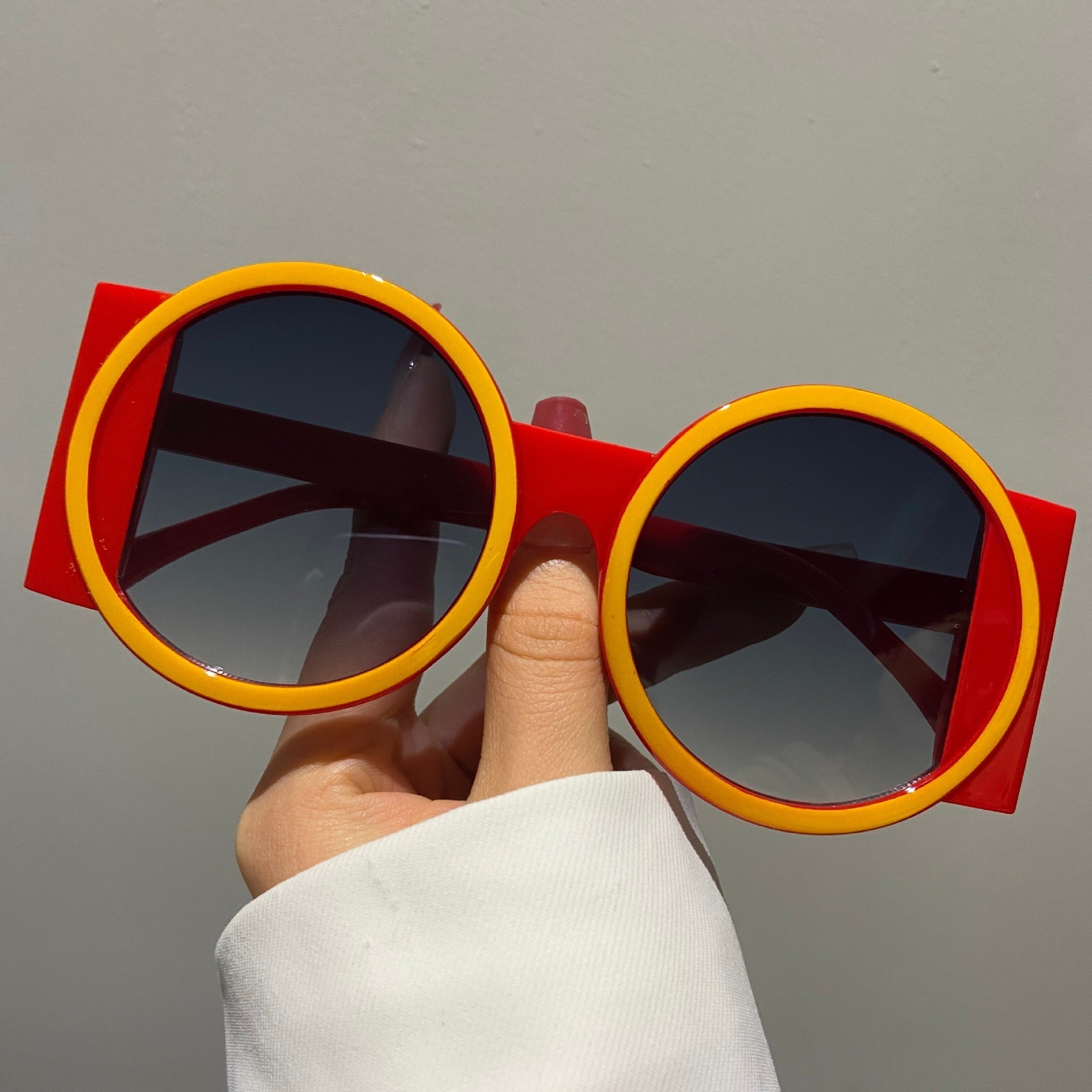 RetroVibe™ – Oversized Round Sunglasses