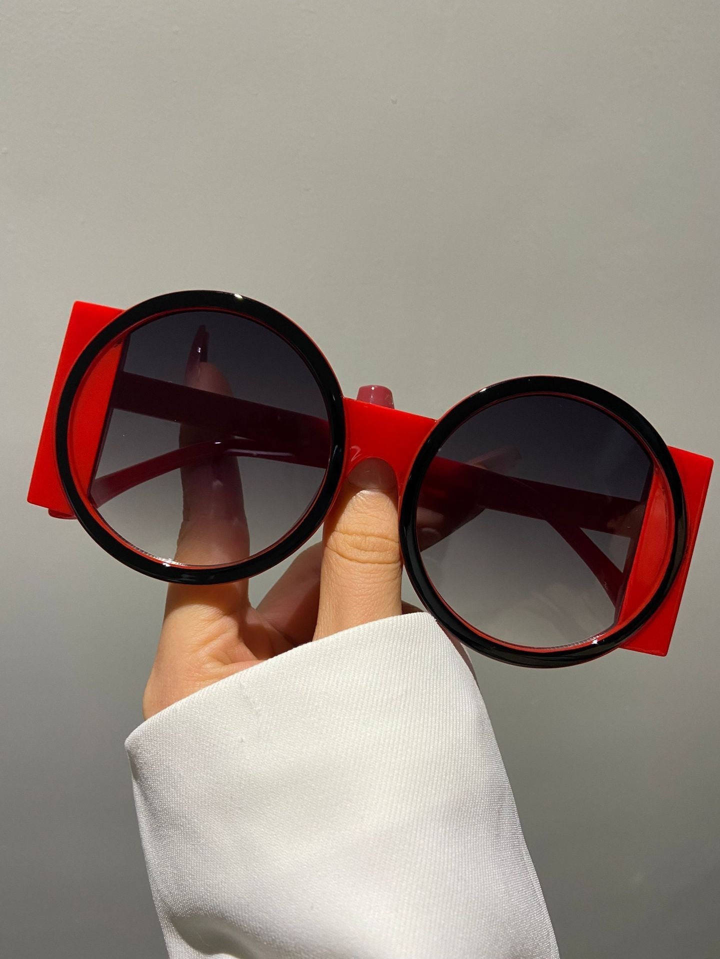 RetroVibe™ – Oversized Round Sunglasses