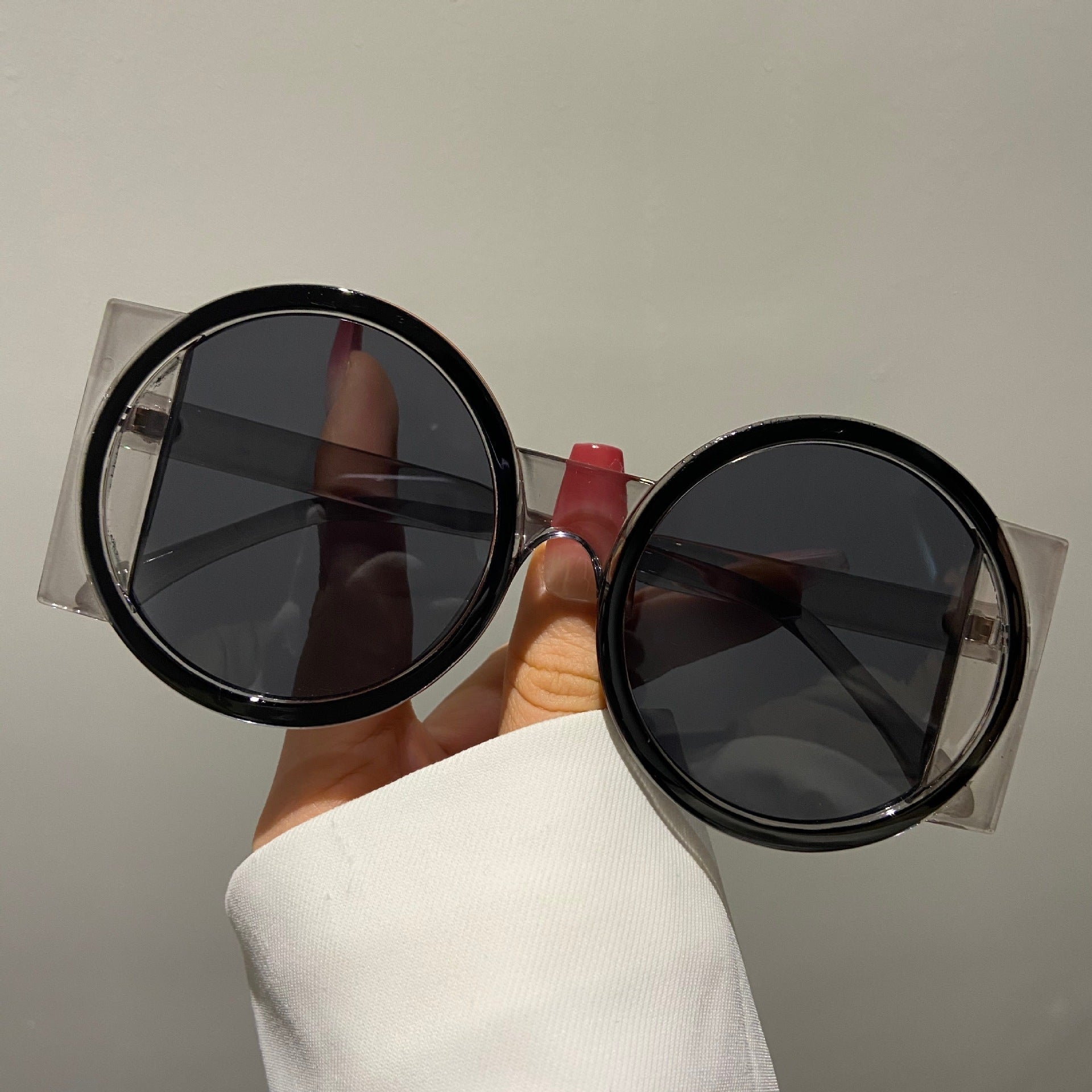 RetroVibe™ – Oversized Round Sunglasses